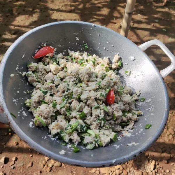 Jadikan satu semua bahan -bahan dan diaduk sampai tercampur semua bahan-bahan tadi, Jangan lupa dikasih bumbu penyedap, garam, gula.
