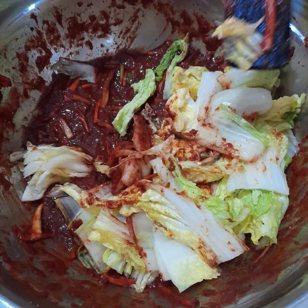 Campur saos kimchi dengan merata sawi yang sudah siap diolah, bisa dipotong terlebih dahulu. Kemudianmasukkan wadah tertutup 1 hari, cek kimchi jika sudah terasa asam  (ada sedikit buih) berarti sudah jadi. Terakhir masukkan kulkas