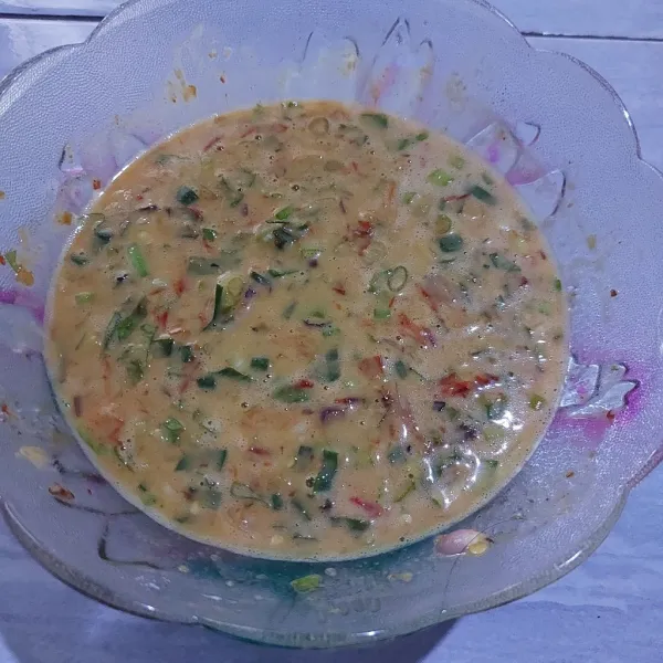Masukkan Telur dan Tepung Bumbu, aduk hingga telur berbusa.