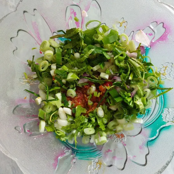 Iris Daun Bawang, Sledri, dan Daun Jeruk. Kemudian letakkan dalam mangkuk.