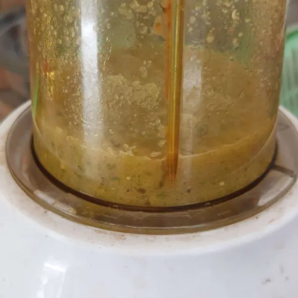 Blender cabai dan bawang putih bersama 50 ml air. Tips, cabai rawit diblender berikut tangkainya