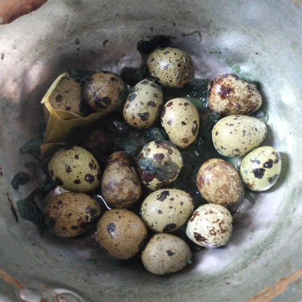 Masak hingga air menyusut. Biarkan dingin lalu kupas telur puyuh.