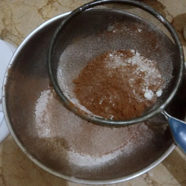 Ayak tepung terigu, coklat bubuk, dan baking powder, sisihkan.