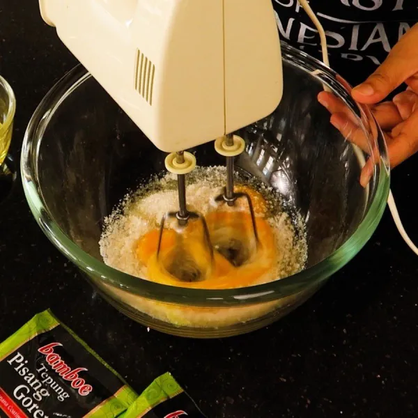Kocok telur dan gula hingga berwarna putih kental.