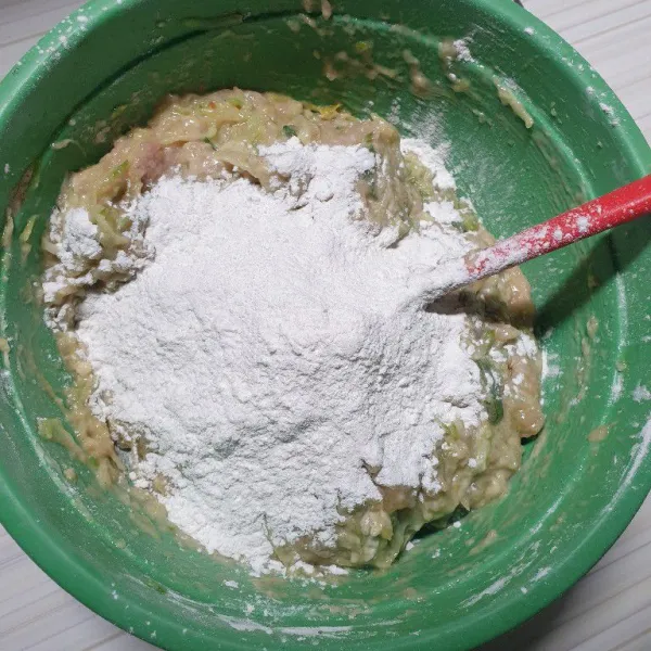 Tambahkan tepung tapioka, tepung maizena dan tepung terigu sedikit demi sedikit sambil diaduk sampai tercampur rata.