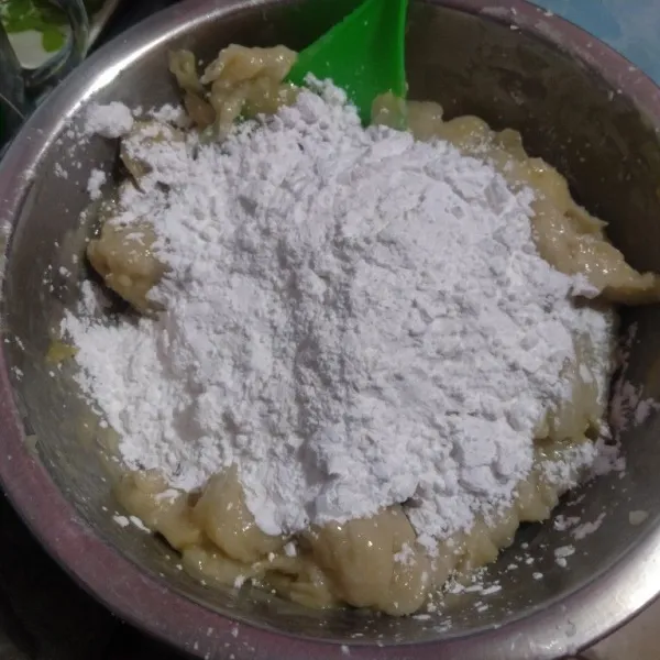 Tuang tepung tapioka secara bertahap sambil diuleni.