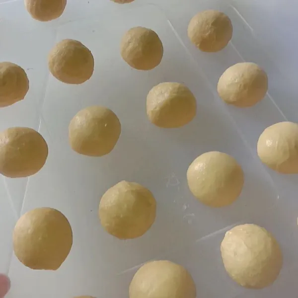 Setelah ditimbang, Bulat"kan adonan/rounding adonan sampai padat dan halus. Lalu tutup adonan diamkan 10-15 menit