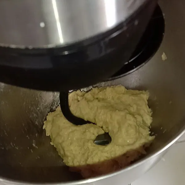 Mixer di kecepatan sedang-tinggi, sampai setengah kalis (tidak terlalu lengket). Atau bisa di uleni dengan tangan 10 menit.