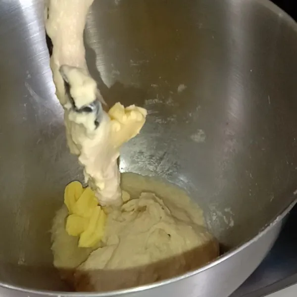 Setelah setengah Kalis, masukkan margarine dan garam, lalu mixer kecepatan tinggi /uleni lagi sampai kalis elastis, Jika pakai tangan uleni sekitar 15-20 menit sampai permukaan halus dan tidak lengket lagi ya.