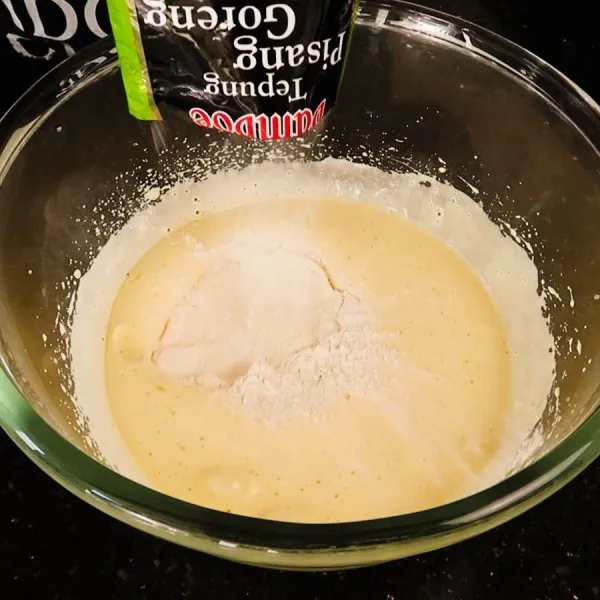 Masukkan tepung pisang goreng.