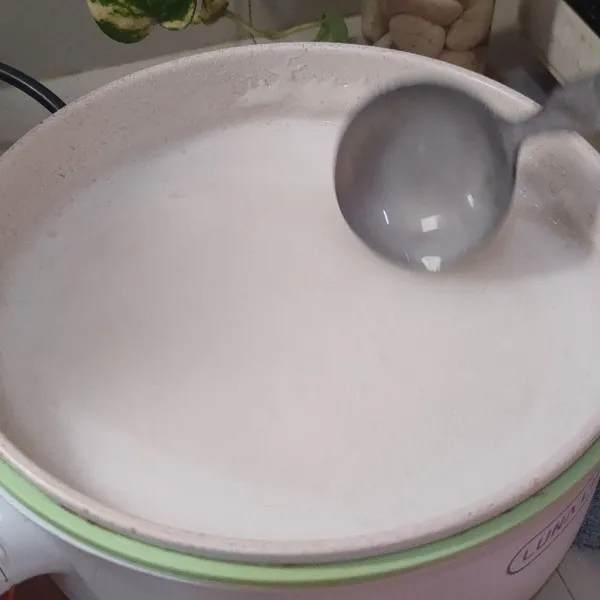 Step pertama membuat jelly kelapa & pandan, campurkan serbuk jelly kelapa dan 6 sdm gula pasir, beri 500 ml air dan 60 ml santan instant, masak hingga mendidih.