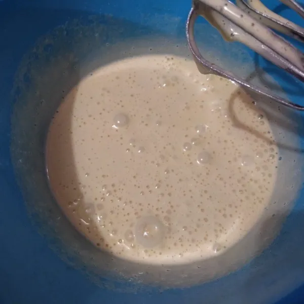 Mixer telur, gula pasir, dan vanilla ekstrak sampai kental dengan kecepatan tinggi. Tidak perlu sampai berjejak seperti membuat bolu.