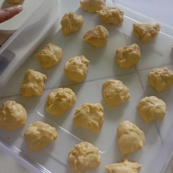 Setelah selesai di mixer, diamkan/resting dulu adonan sekitar 5 menit dan ditutup kain atau plastik. Setelah 5 menit buka penutup langsung di timbang 20 gr dan ditata di wadah.