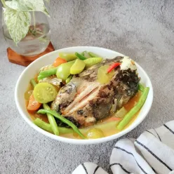 Sup Kuning kepala Ikan
