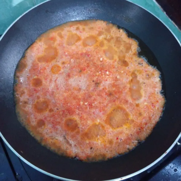Masukkan bumbu halus yaitu duo cabai dan duo bawang, tumis hingga harum.