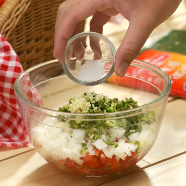 Membuat Picco De Gallo - campur tomat, bawang bombay, daun ketumbar, cabai hijau besar, bawang putih, lime zest, garam, dan gula di dalam sebuah mangkuk, aduk hingga rata. Sisihkan.