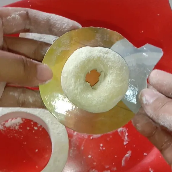 Lalu, letakkan donat di kertas nasi atau kardus. Ini berguna untuk proofing akhir, dan supaya donat yang sudah mengembang tidak tersentuh dengan tangan lagi.