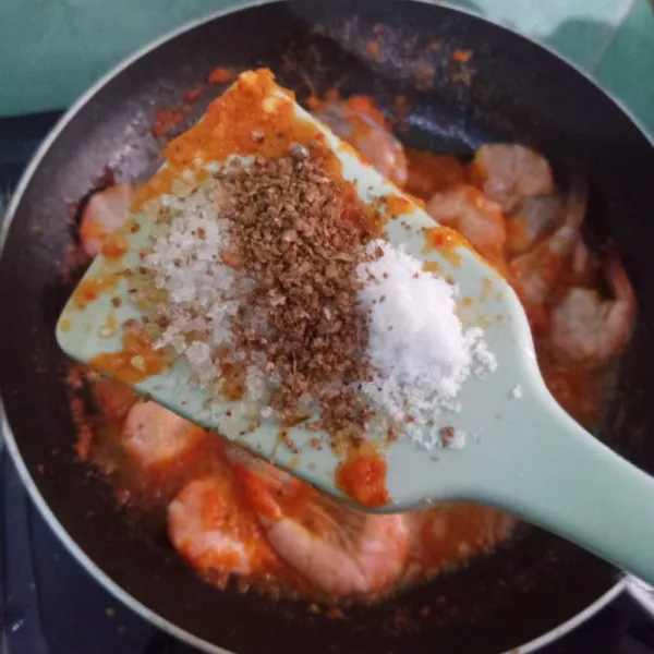 Bumbui garam, gula dan kaldu bubuk.