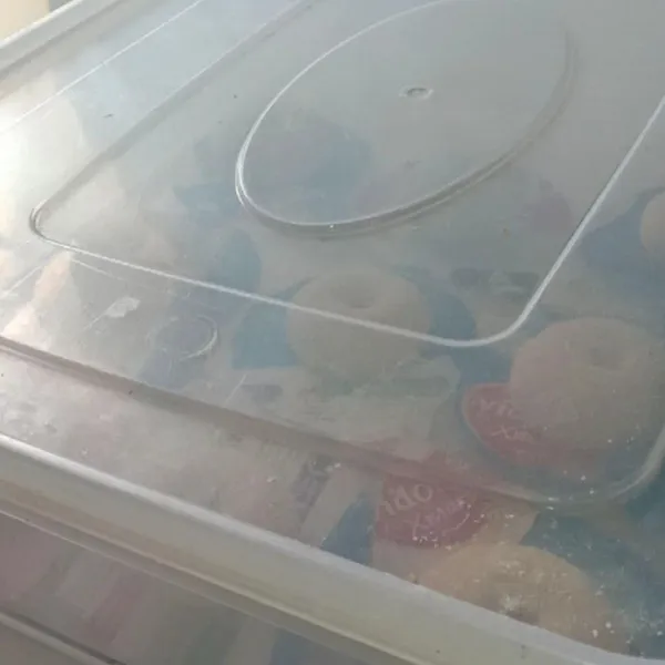 Proofing donat di wadah tertutup, bisa pakai kain. Proofing 45-60 menit sampai mengembang dengan cantik. Jangan sampai over Proofing ya, nanti bikin donat kempis saat di goreng.