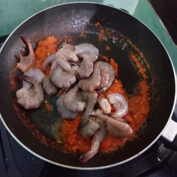 Masukkan udang, aduk rata hingga sedikit berubah warna.
