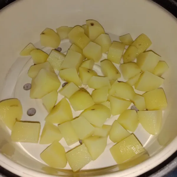Potong dadu kentang dan kukus sampai lembut.