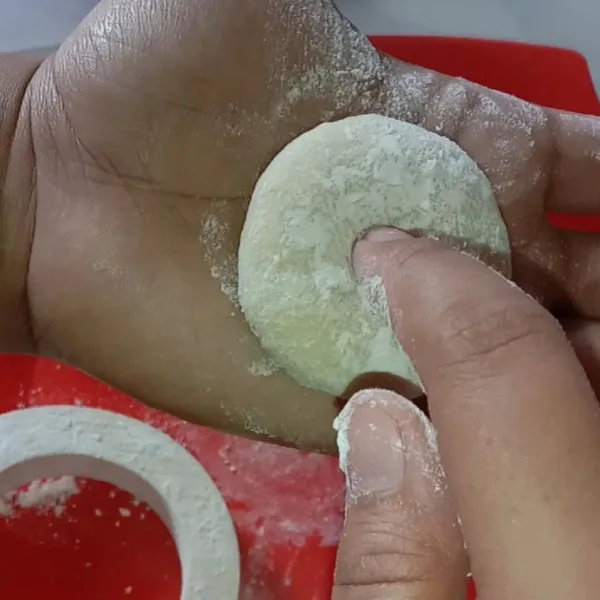 Lalu, setelah ditekan sedikit, bolongin bagian tengah donat dengan jari kita, ini teknik bolongin manual ya atau Bisa pakai tutup botol.