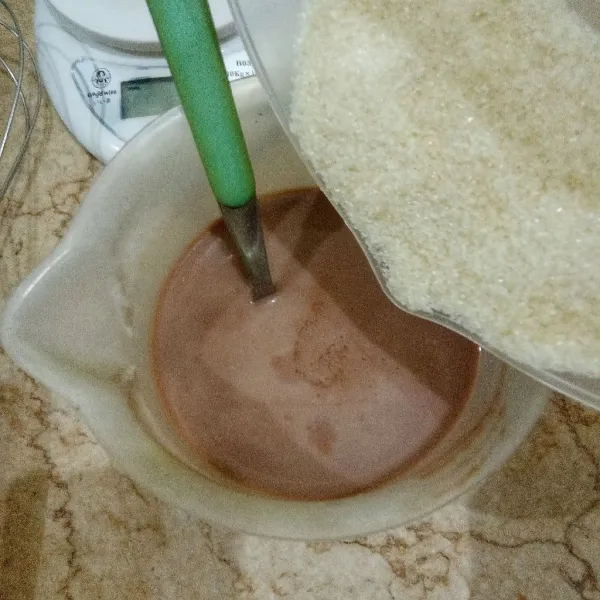 Campur susu cair coklat, gula pasir, dan garam, aduk rata.