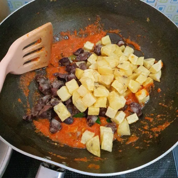 Masukkan ampela, kentang, garam, gula merah & kaldu jamur. Masak sampe bumbu meresap.