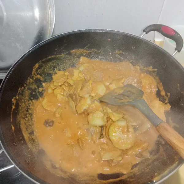 Masukkan sedikit gula merah, kecap manis, garam, penyedap rasa, gula pasir dan asam kandis. Kemudian koreksi rasa semur jengkol siap disajikan