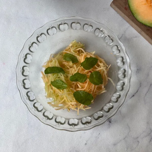 Tambahkan daun mint yang sudah diremas.