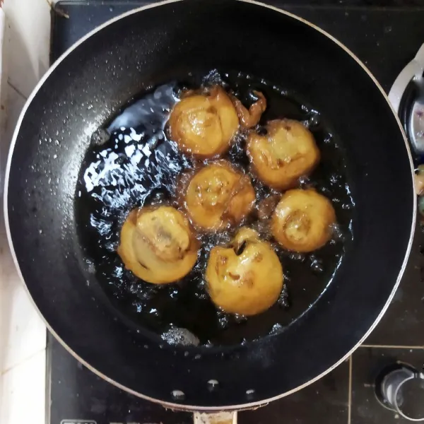 Panaskan minyak, kemudian goreng hingga kuning kecoklatan. Tiriskan.