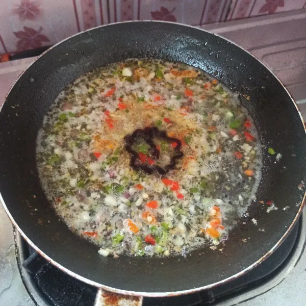 Setelah bumbu matang, tambahkan air secukupnya. Bumbui dengan garam, gula, dan saus tiram, aduk rata dan masak hingga mendidih.