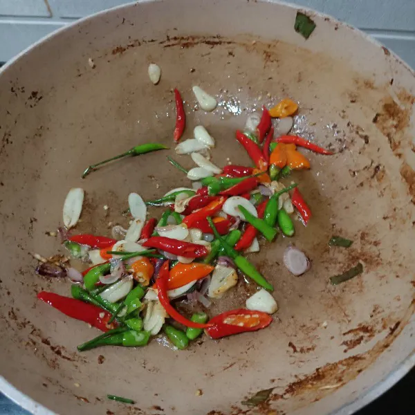 Tumis bawang dan cabai hingga harum.