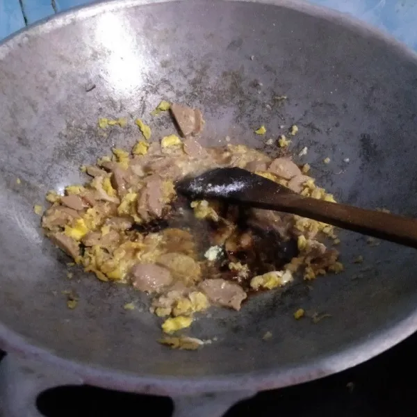 Tuang air, beri kecap manis, kecap ikan, saus tiram, saus tomat, lada, garam, dan kaldu bubuk, lalu aduk sampai semua rata dan tunggu mendidih.