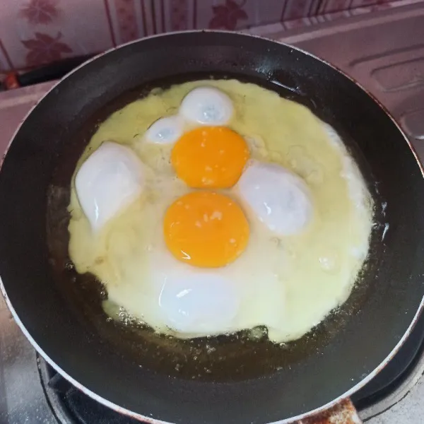 Panaskan minyak goreng secukupnya. Setelah minyak cukup panas, masukkan telur goreng hingga matang.