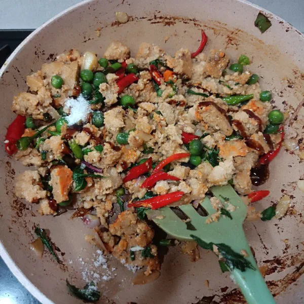 Bubuhi lada bubuk, garam dan saus tiram.