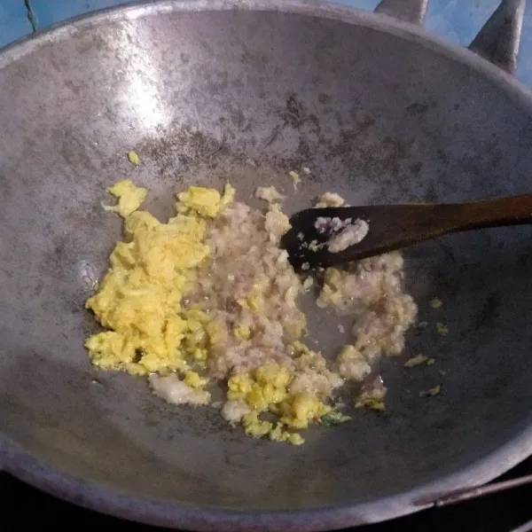 Sebelumnya wajib rendam mie dengan air panas selama 10 menit supaya tidak terlalu bau. Lanjut buat orak-arik telur, sisihkan ke pinggir, lalu tumis bumbu halus sampai harum.