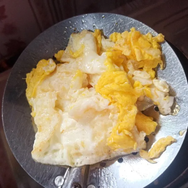 Setelah matang, angkat dan tiriskan.