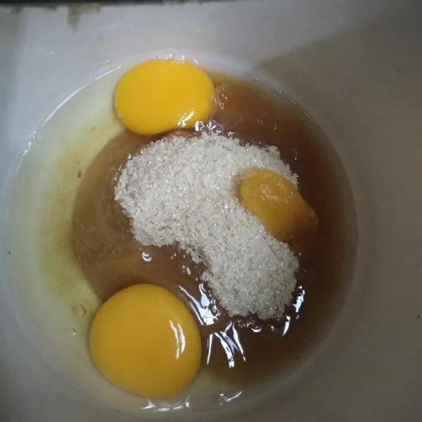 Mixer dengan kecepatan tinggi, gula, telur, dan SP sampai kental berjejak.