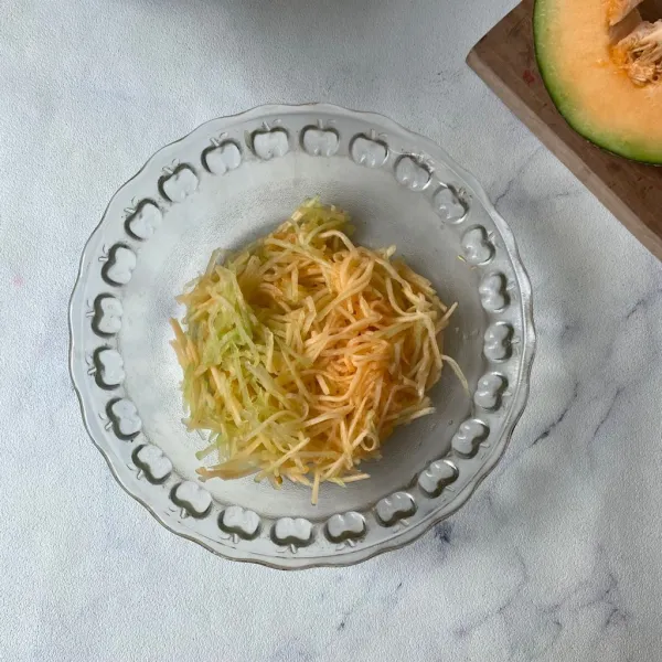 Kupas melon, cuci bersih lalu serut.