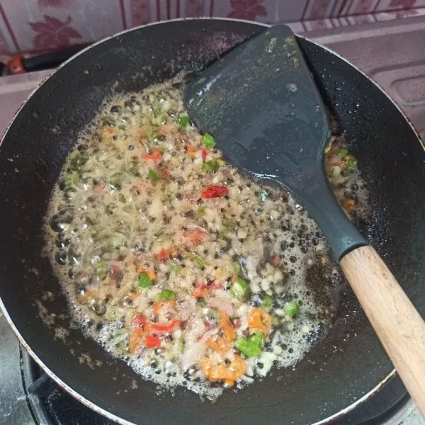 Tumis bumbu yang sudah dicincang sampai harum dan matang.