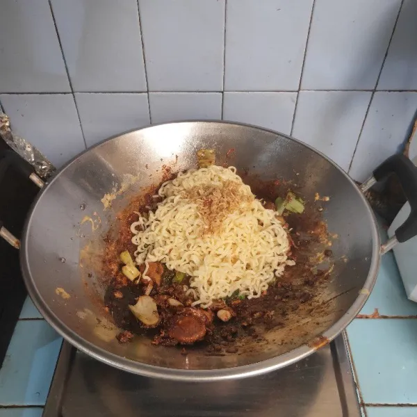 Masukkan mie dan teri goreng. Aduk hingga tercampur rata.