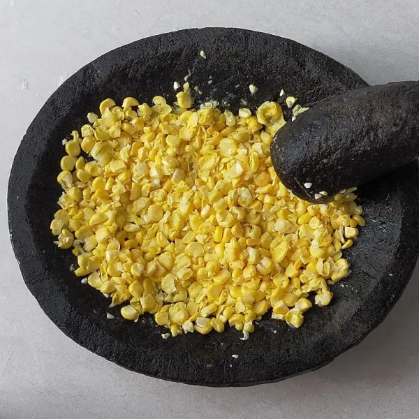 Bersihkan jagung manis pipil, kemudian ulek kasar lalu sisihkan.