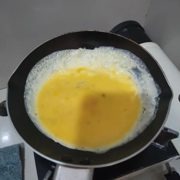 Step pertama, kocok lepas telur, kemudian dadar.