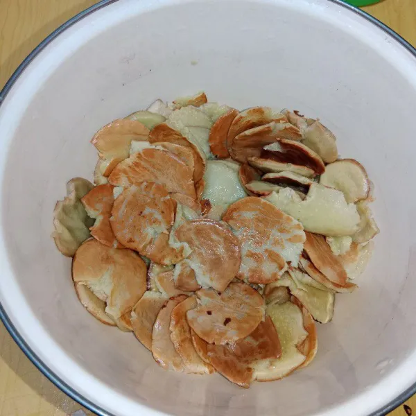 Rebus jengkol hingga lunak lalu memarkan hingga mekar.