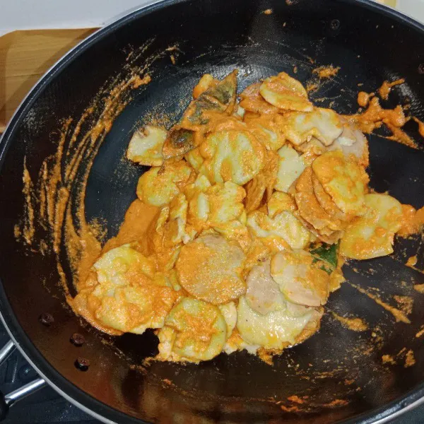 Masukkan jengkol lalu aduk hingga tercampur merata dengan bumbu.