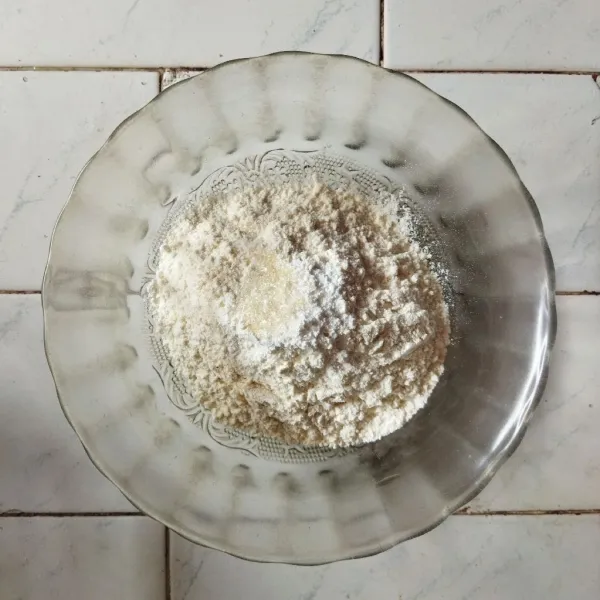 Campurkan tepung terigu, baking powder, gula pasir, dan garam. Aduk rata.