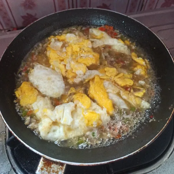 Selanjutnya masukkan telur.