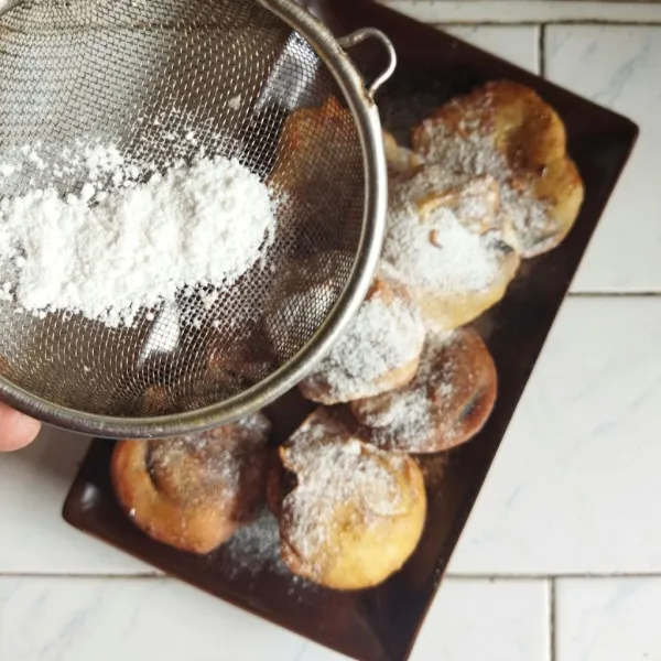 Siap disajikan dengan taburan icing sugar.