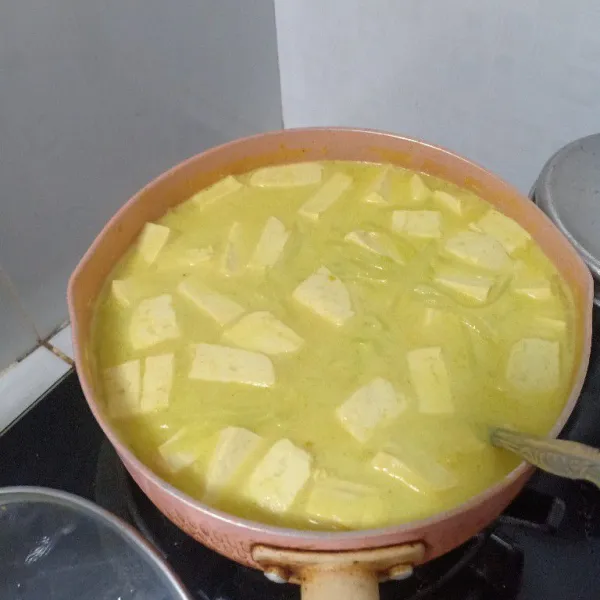 Terakhir masukan lada,bumbu penyedap, gula, garam kemudian koreksi rasa dan tunggu hingga matang, siap di sajikan.